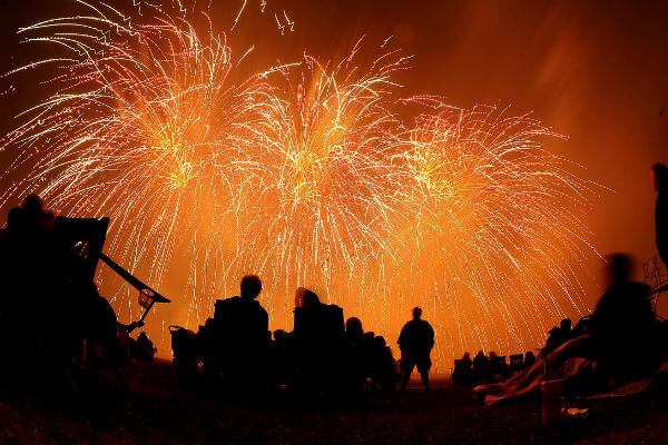 Los juegos pirotécnicos forman parte de la tradición del 7 de diciembre en muchos lugares del mundo. (AP)