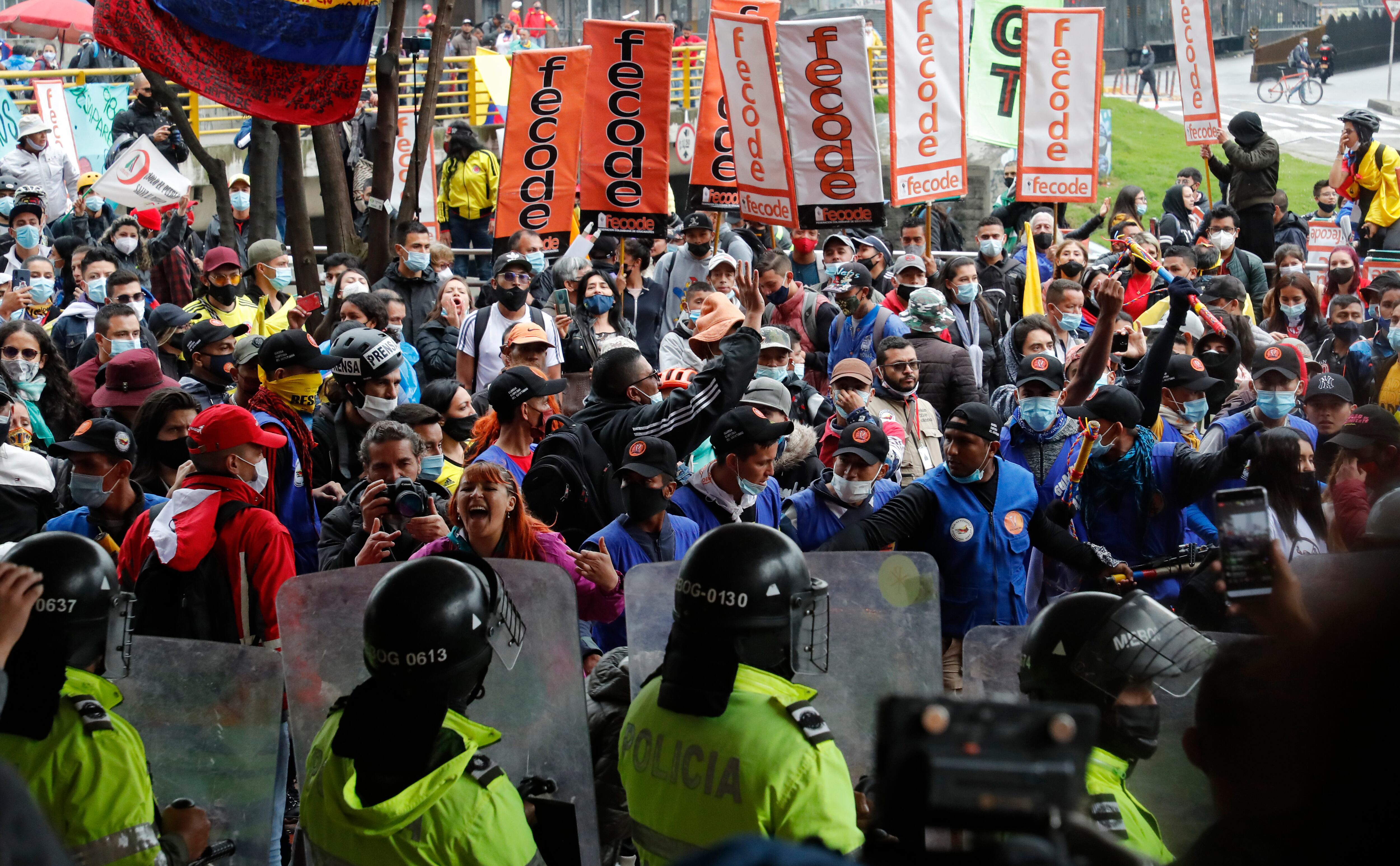 manifestación Toma de Bogotá paro nacional hotel Tequendama  marcha dia 43 
manifestantes y policía nacional
Bogota junio 9 del 2021
Foto Guillermo Torres Reina / Semana