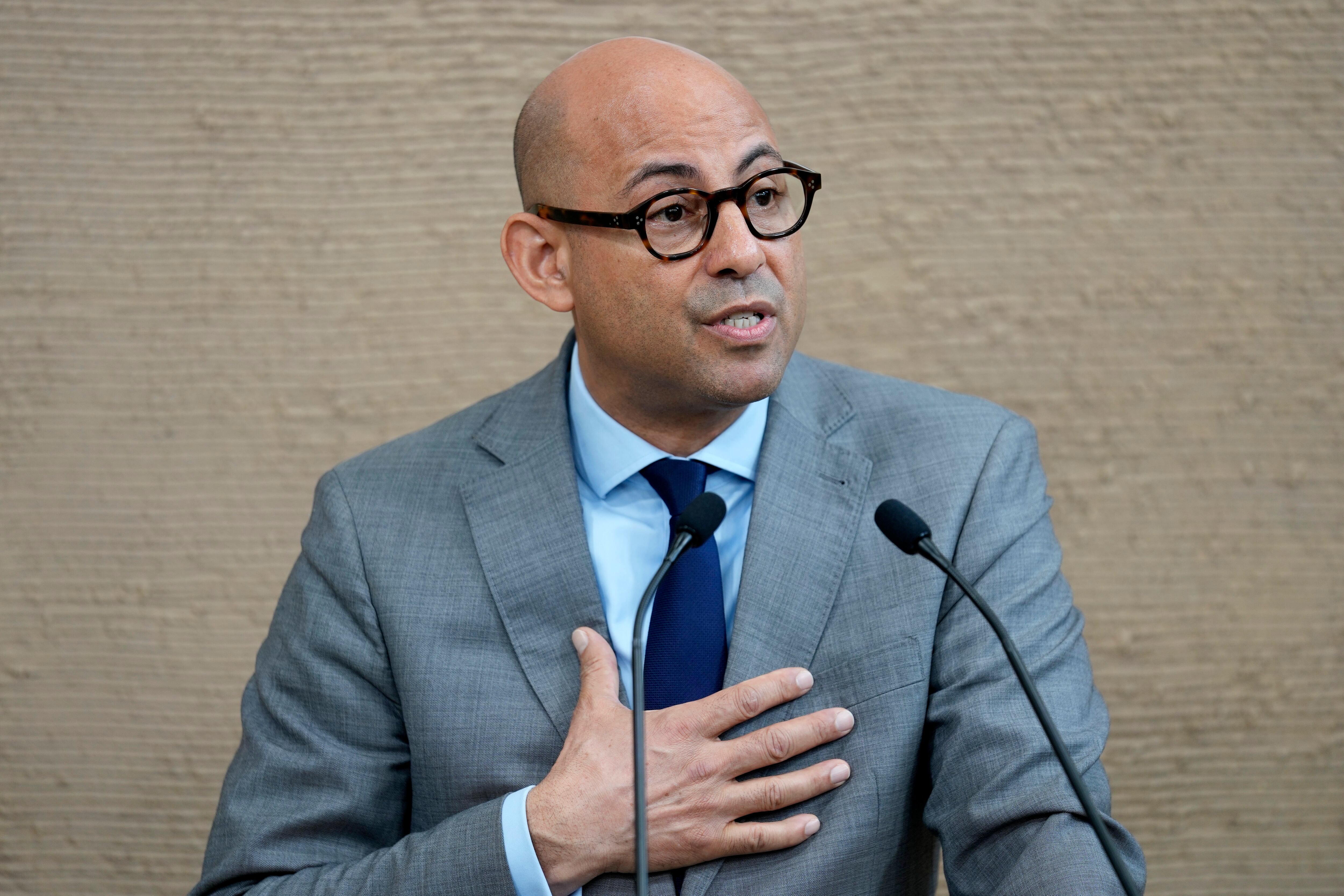 El jefe de las Naciones Unidas para el Clima, Simon Stiell, habla durante una conferencia de prensa en la Cumbre del Clima de la ONU COP28, el miércoles 6 de diciembre de 2023