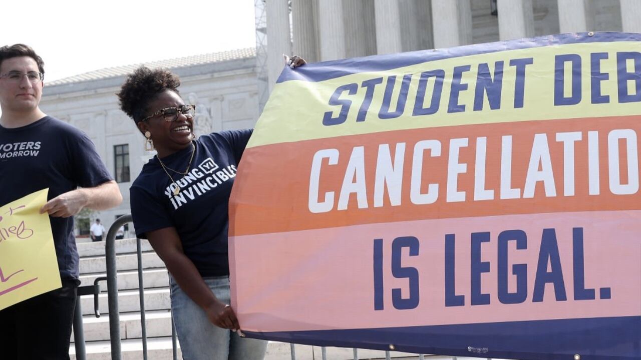 El anuncio significa que se eliminará la deuda estudiantil correspondiente a 804,000 prestatarios.