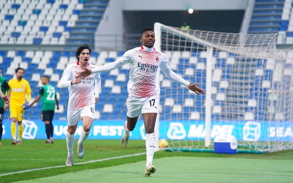 Rafael Leao de Milán celebra después de anotar el primer gol de su equipo durante el partido de fútbol de la Serie A italiana entre Sassuolo y Milán, en el estadio Mapei en Reggio Emilia, Italia, el domingo de diciembre. 20 de febrero de 2020. Leao anotó tras 6 segundos de juego, estableciendo un nuevo récord de gol en la Serie A. (Spada / LaPresse vía AP)