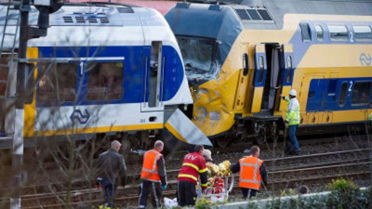 Equipos de rescate asisten a los heridos en el choque de dos trenes entre las estaciones de Amsterdam-Sloterdijk y Amsterdam-Centraal, que se ha producido cerca de Amsterdam (Holanda).
