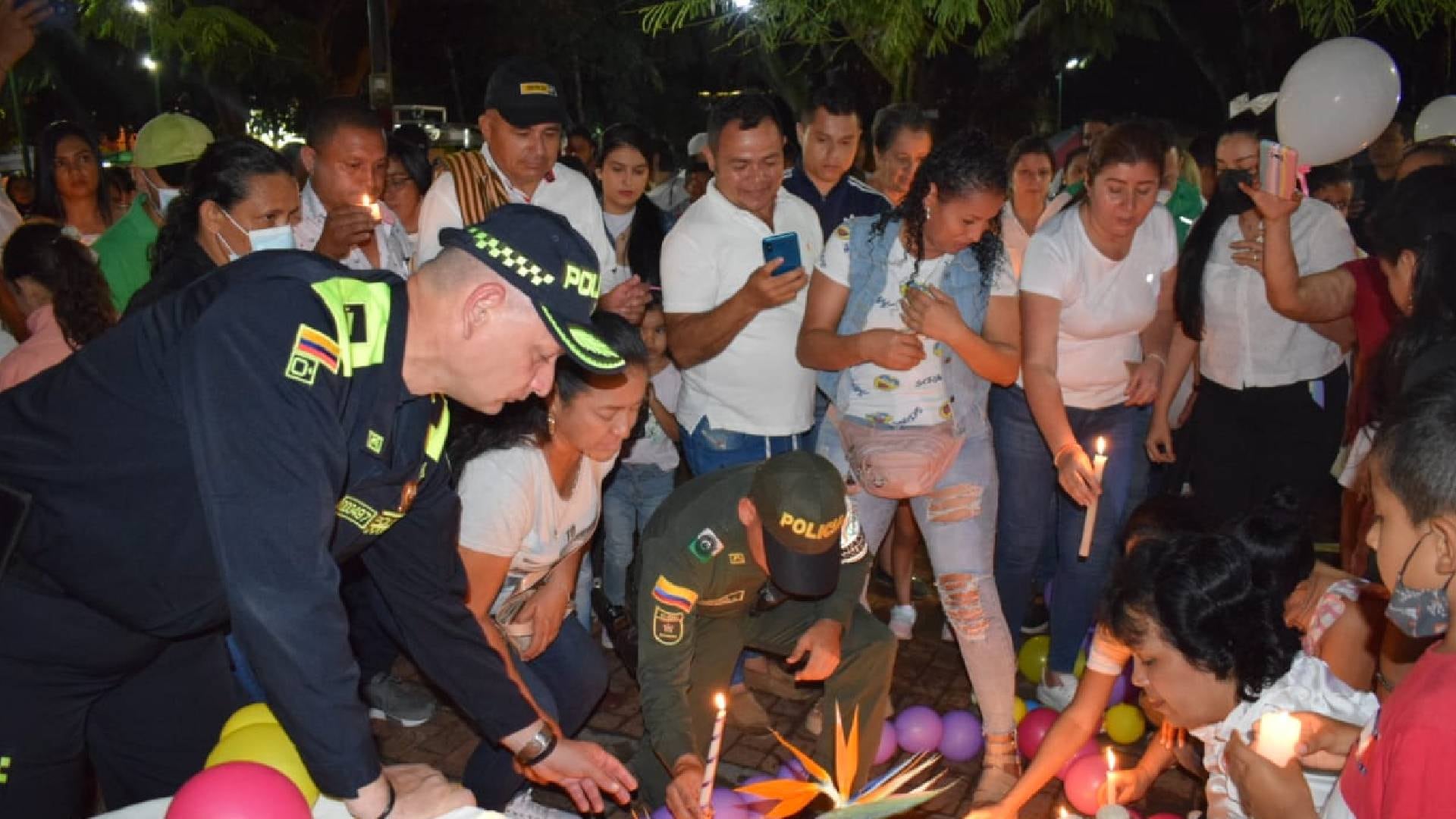 En la noche de este sábado de llevó a cabo una velatón por Karol Natalia en el parque principal del municipio de La Plata.