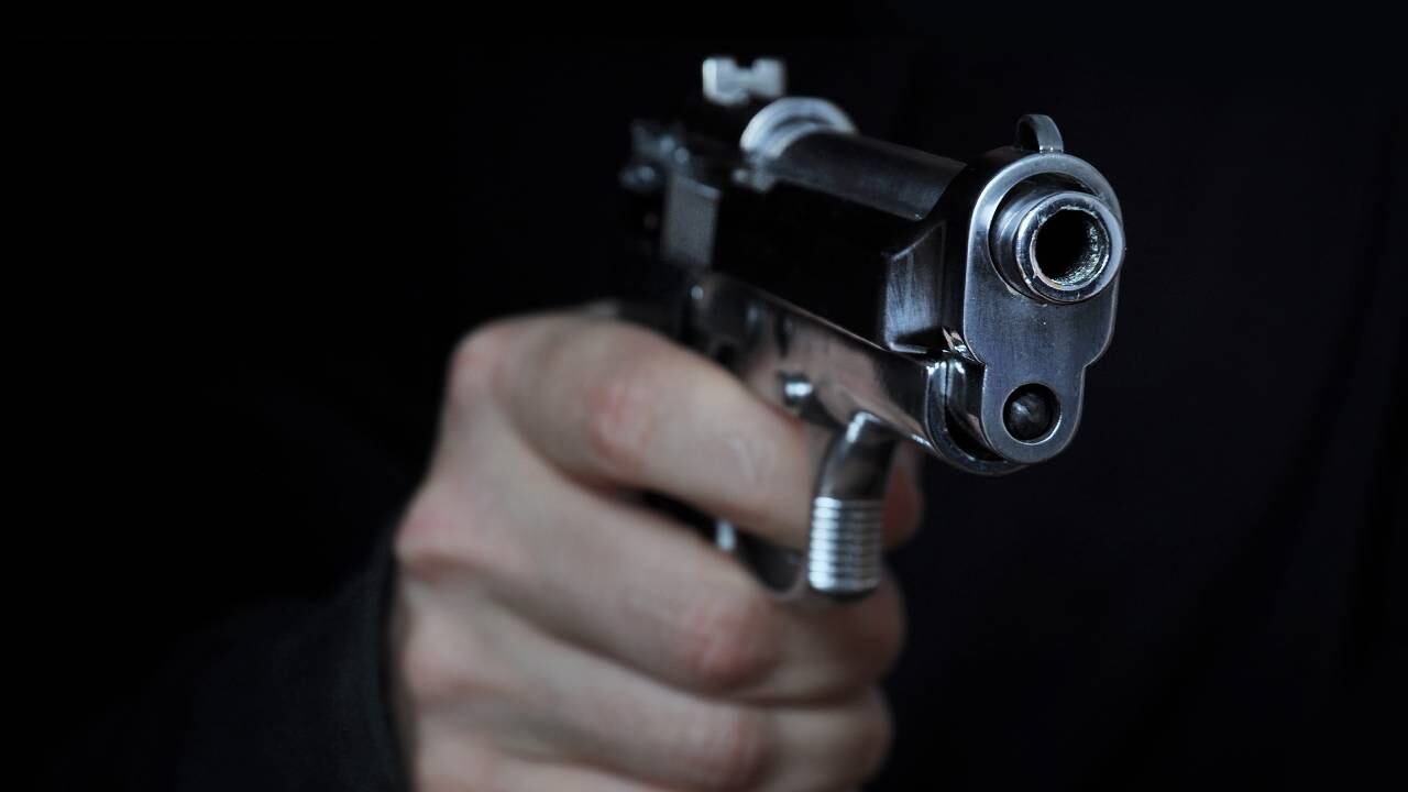 Sospechoso recibió un disparo en la cabeza (imagen de referencia - pistola apuntando).