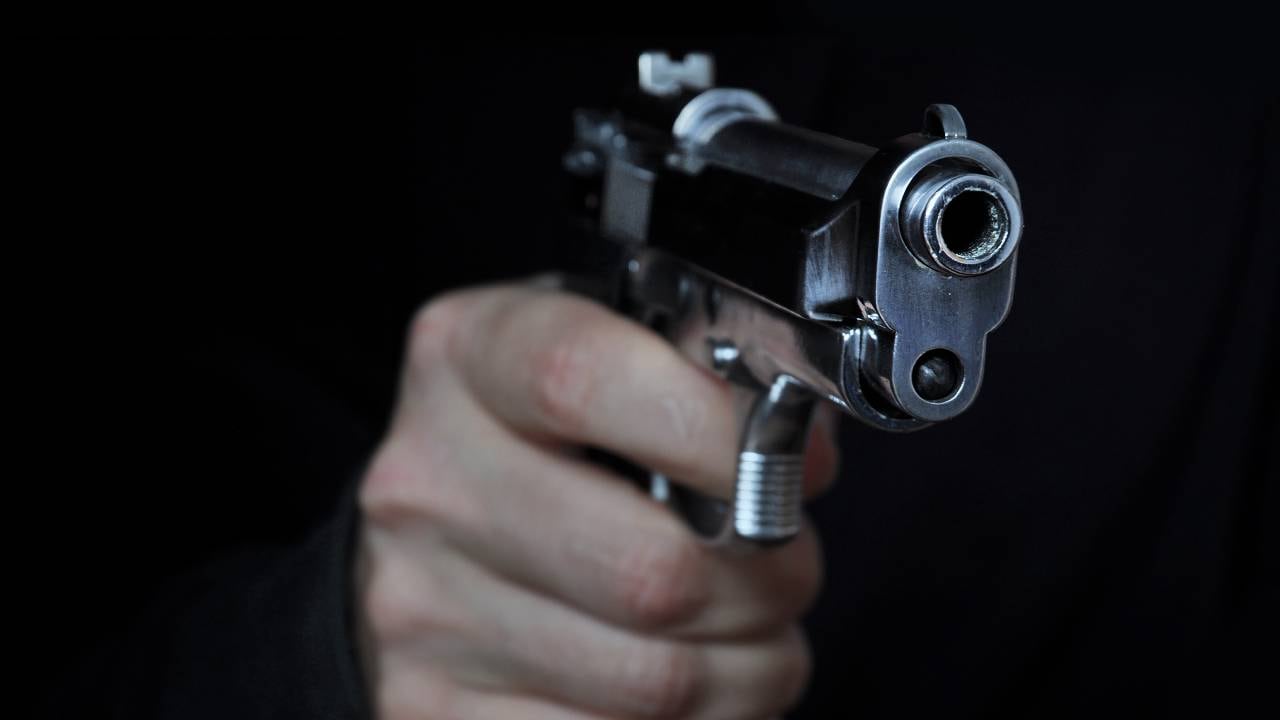 Sospechoso recibió un disparo en la cabeza (imagen de referencia - pistola apuntando).