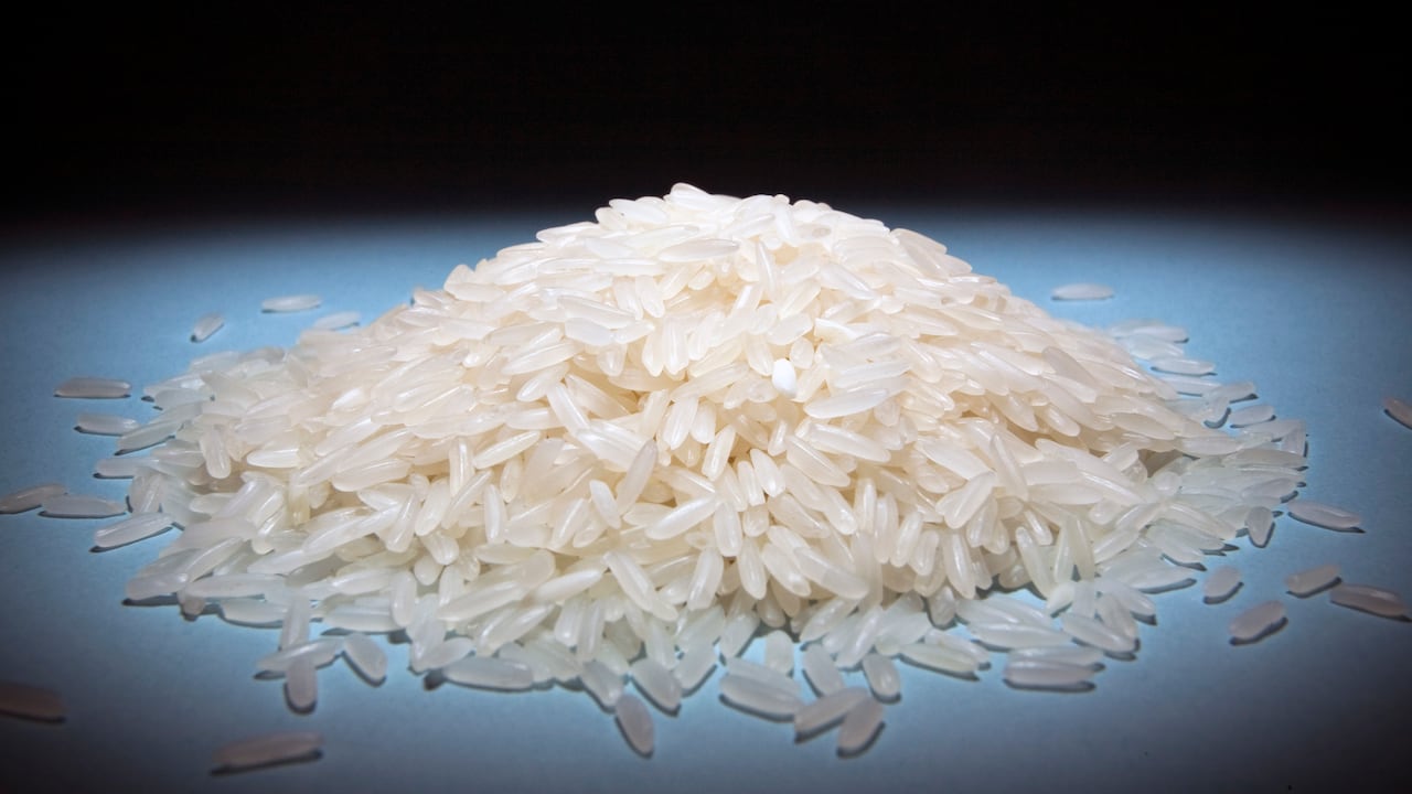 El arroz ayuda a eliminar el mal olor de las prendas en el momento de lavarlas.