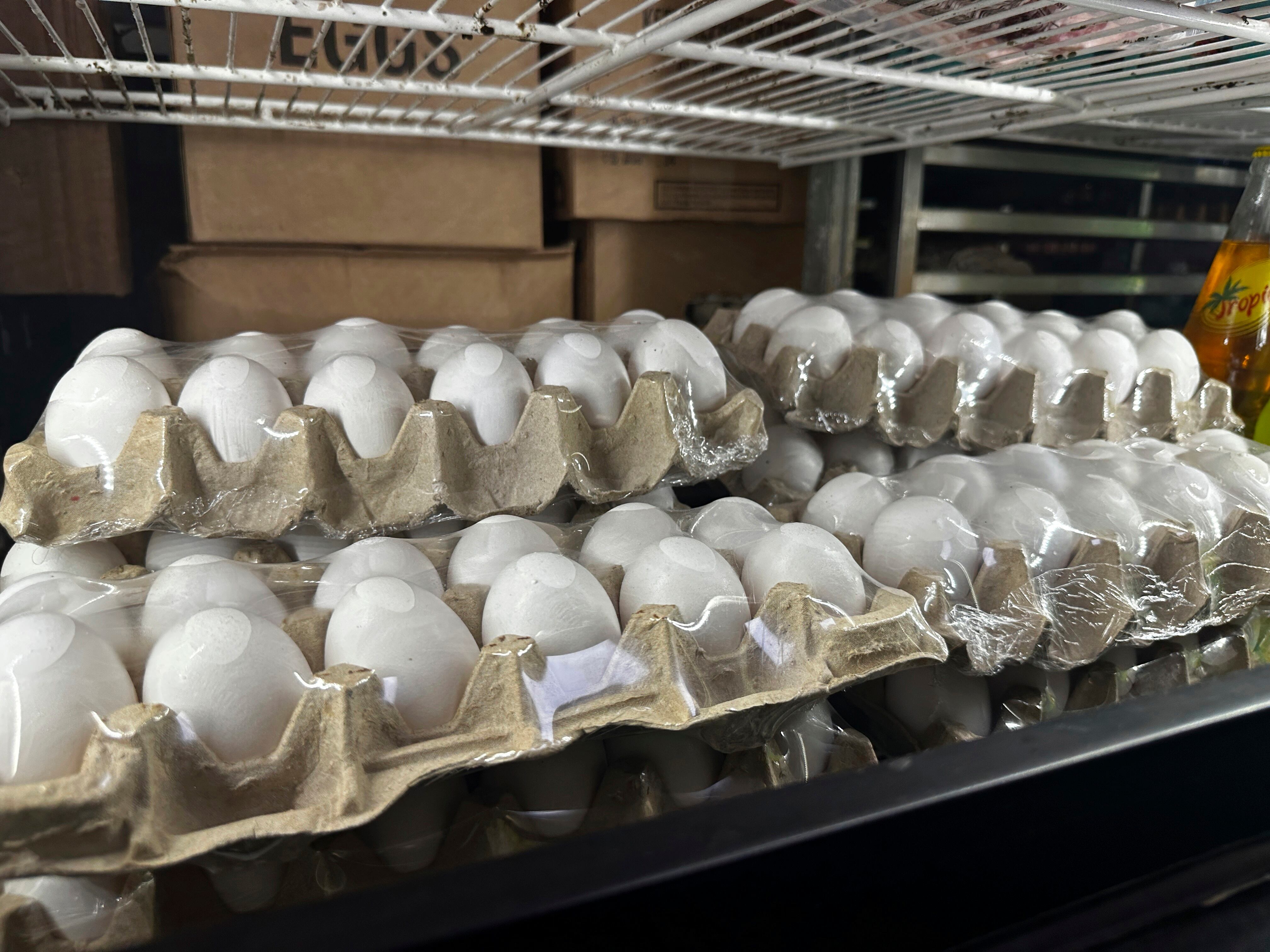 Cajas de huevos dentro de un refrigerador en Norma's Sweets Bakery martes, 11 de febrero 2025, en Nueva Orleans. (AP foto/Stephen Smith)