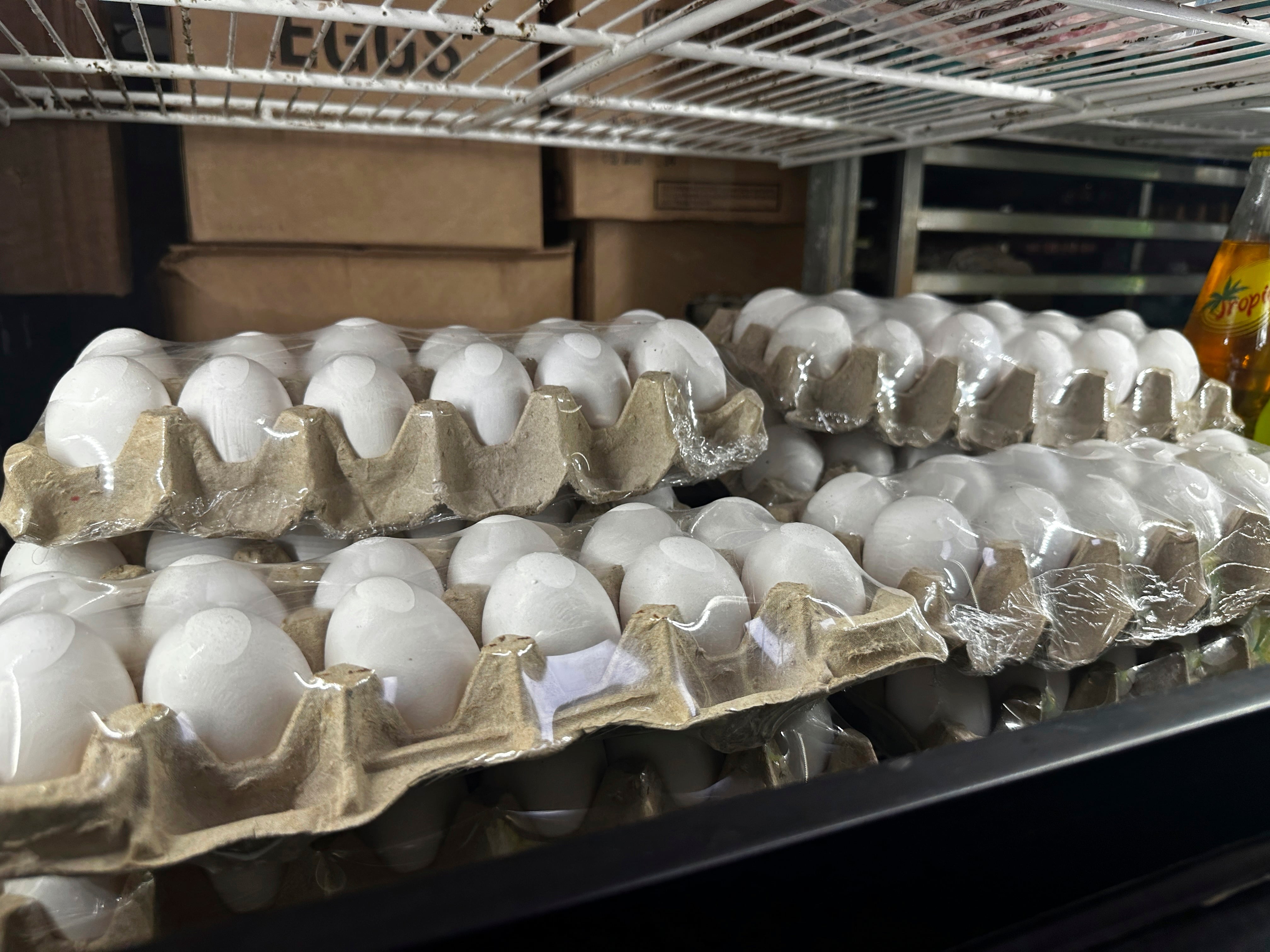 Cajas de huevos dentro de un refrigerador en Norma's Sweets Bakery martes, 11 de febrero 2025, en Nueva Orleans. (AP foto/Stephen Smith)