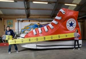 En Amsterdam, lograron hacer un zapato que mide 5,50 metros x 2,11 metros x 2,90 metros. Es una réplica exacta de un Converse All Star Chuck Taylor.