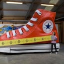 En Amsterdam, lograron hacer un zapato que mide 5,50 metros x 2,11 metros x 2,90 metros. Es una réplica exacta de un Converse All Star Chuck Taylor.