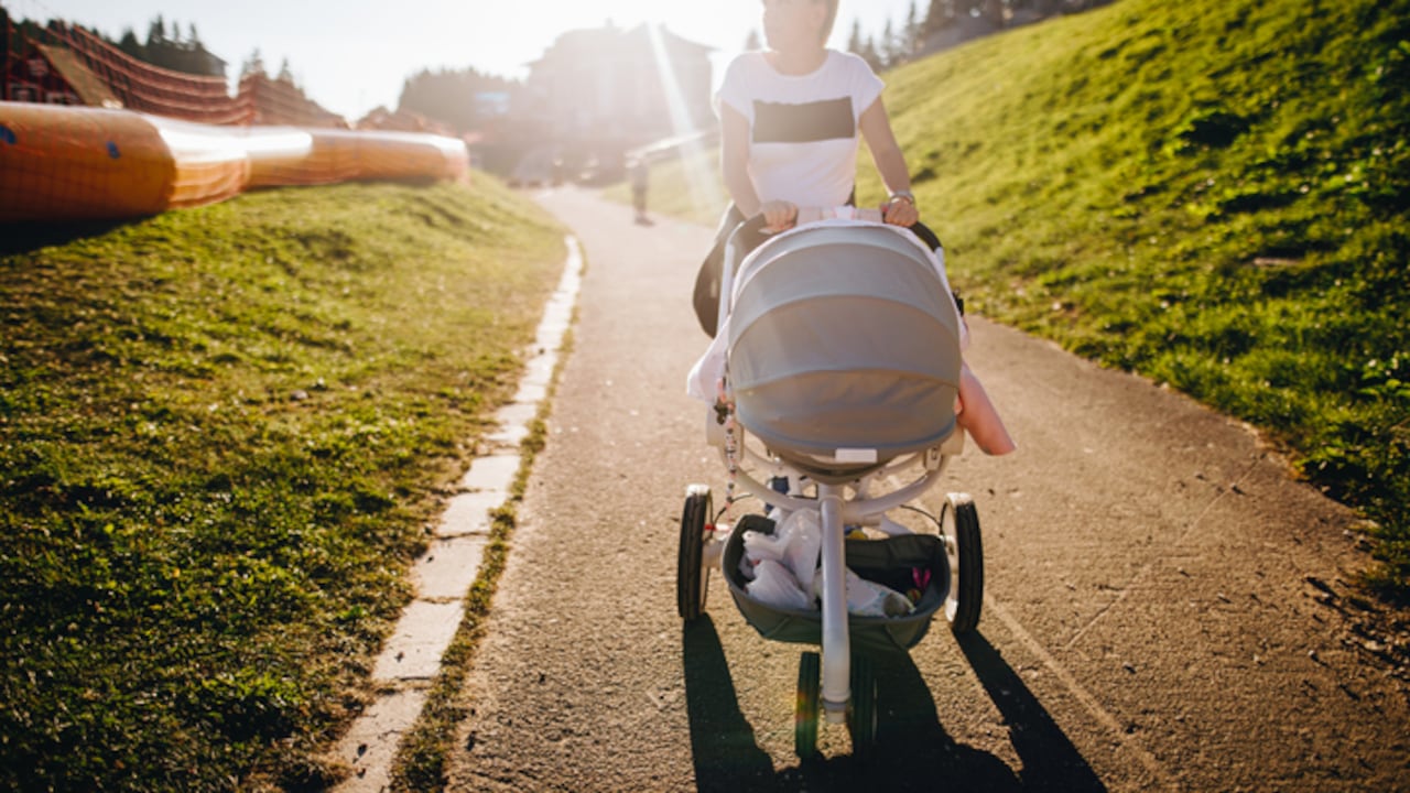 Para muchas familias, el coche de bebé es un artefacto necesario. Getty Images.