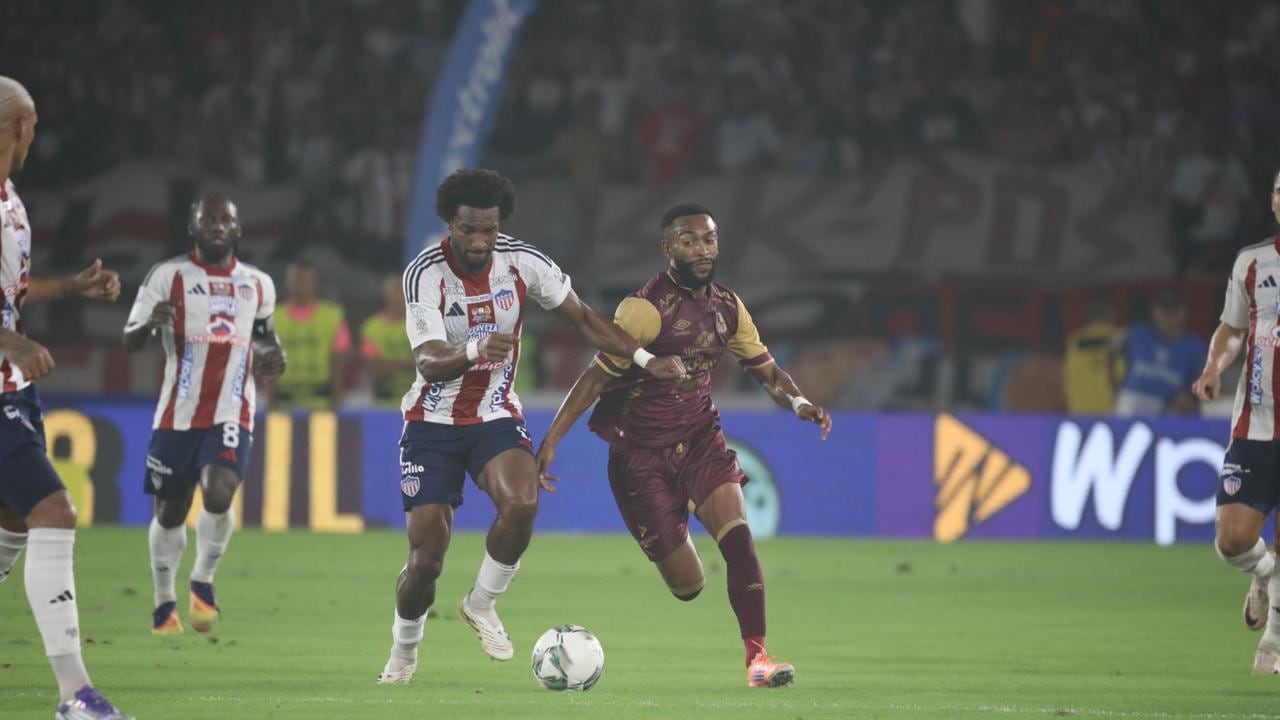 Didier Moreno (izq.) y Jersson González (der.), disputan un balón durante la final de la Liga Betplay II-2025.
