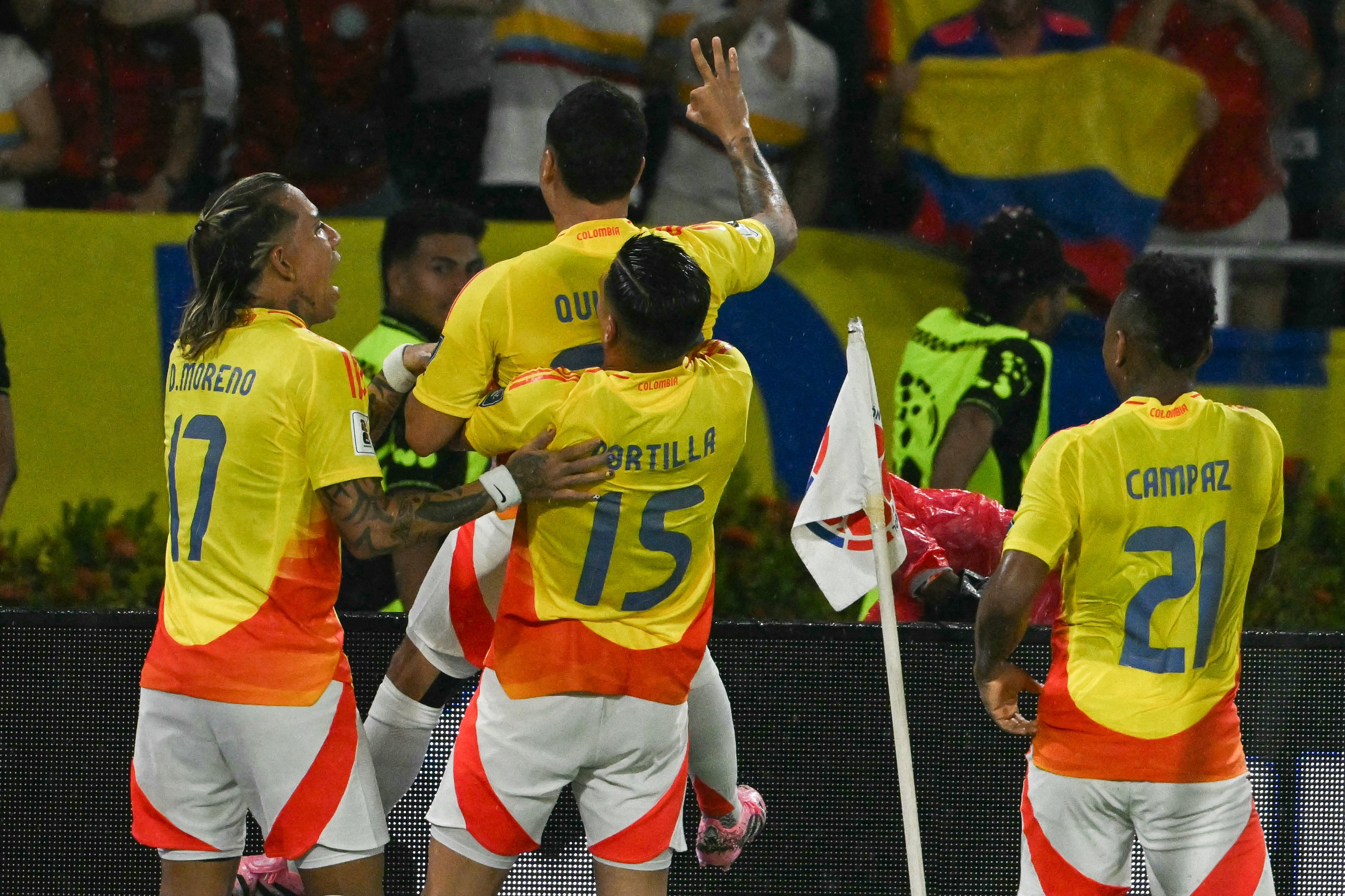 El mediocampista colombiano Juan Quintero (centro) celebra el tercer gol de su equipo durante el partido de clasificación sudamericana para la Copa Mundial de la FIFA 2026 entre Colombia y Bolivia en el estadio Metropolitano Roberto Meléndez en Barranquilla, Colombia, el 4 de septiembre de 2025. (Foto de Luis ACOSTA / AFP)