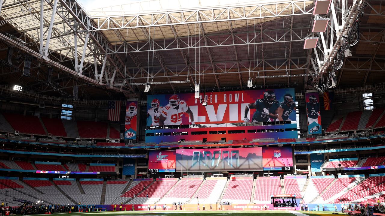 El logotipo y la señalización del Super Bowl se ven antes del Super Bowl LVII entre los Kansas City Chiefs y los Philadelphia Eagles en el State Farm Stadium el 12 de febrero de 2023 en Glendale, Arizona. (Foto de Christian Petersen/Getty Images)