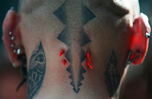 Un visitante quien se hace llamar 'Spikey Bob' es uno de los más llamativos de la convención.