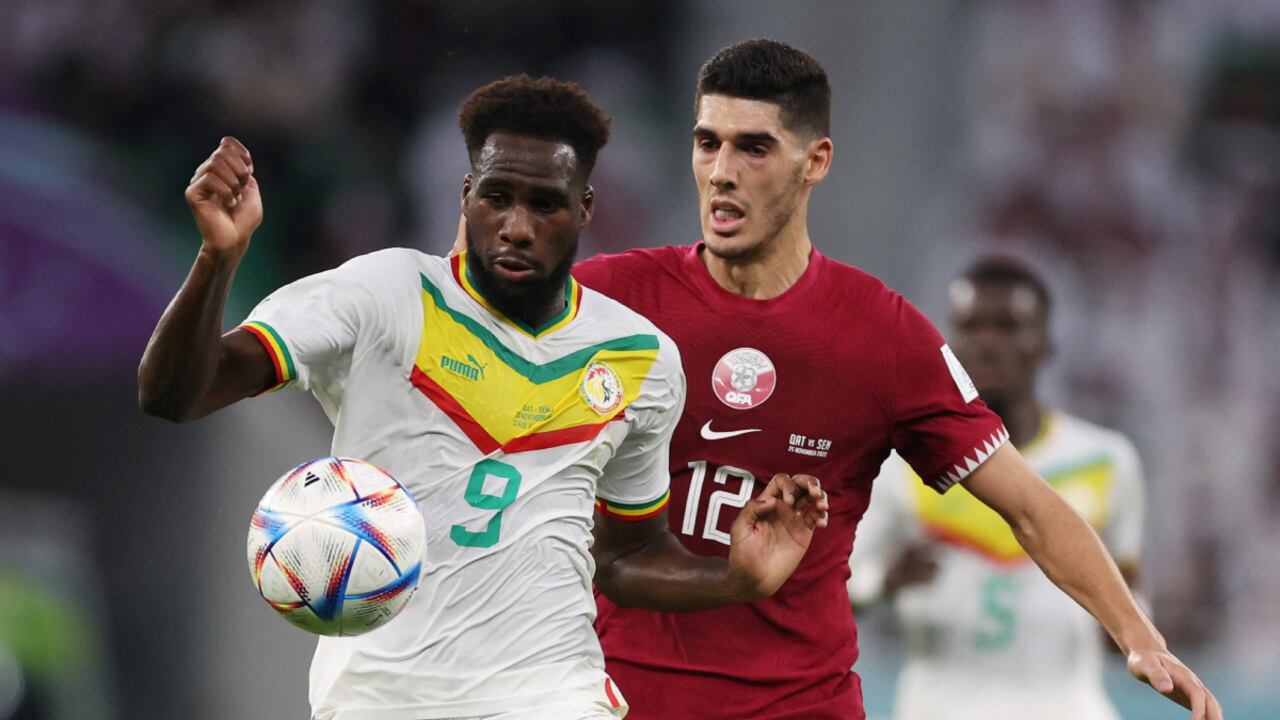 Soccer Football - FIFA World Cup Qatar 2022 - Group A - Qatar v Senegal - Al Thumama Stadium, Doha, Qatar - November 25, 2022 Senegal's Boulaye Dia in action with Qatar's Karim Boudiaf REUTERS/Amr Abdallah DalshSoccer Football - FIFA World Cup Qatar 2022 - Group A - Qatar v Senegal - Al Thumama Stadium, Doha, Qatar - November 25, 2022 Senegal's Boulaye Dia in action with Qatar's Karim Boudiaf REUTERS/Amr Abdallah Dalsh