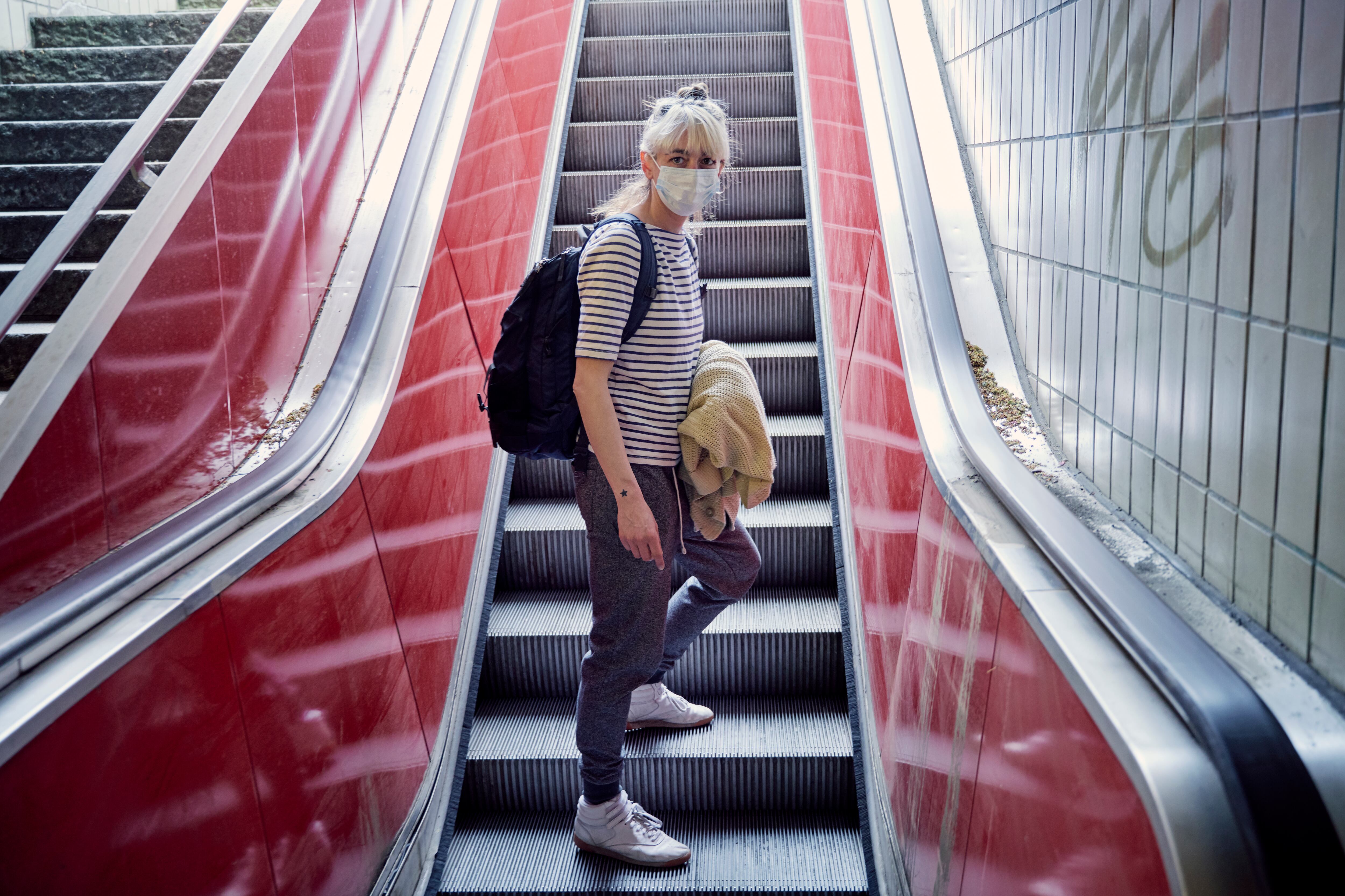 La idea de estos cepillos es evitar que los pies de las personas se ubiquen en las orillas y causen accidentes.