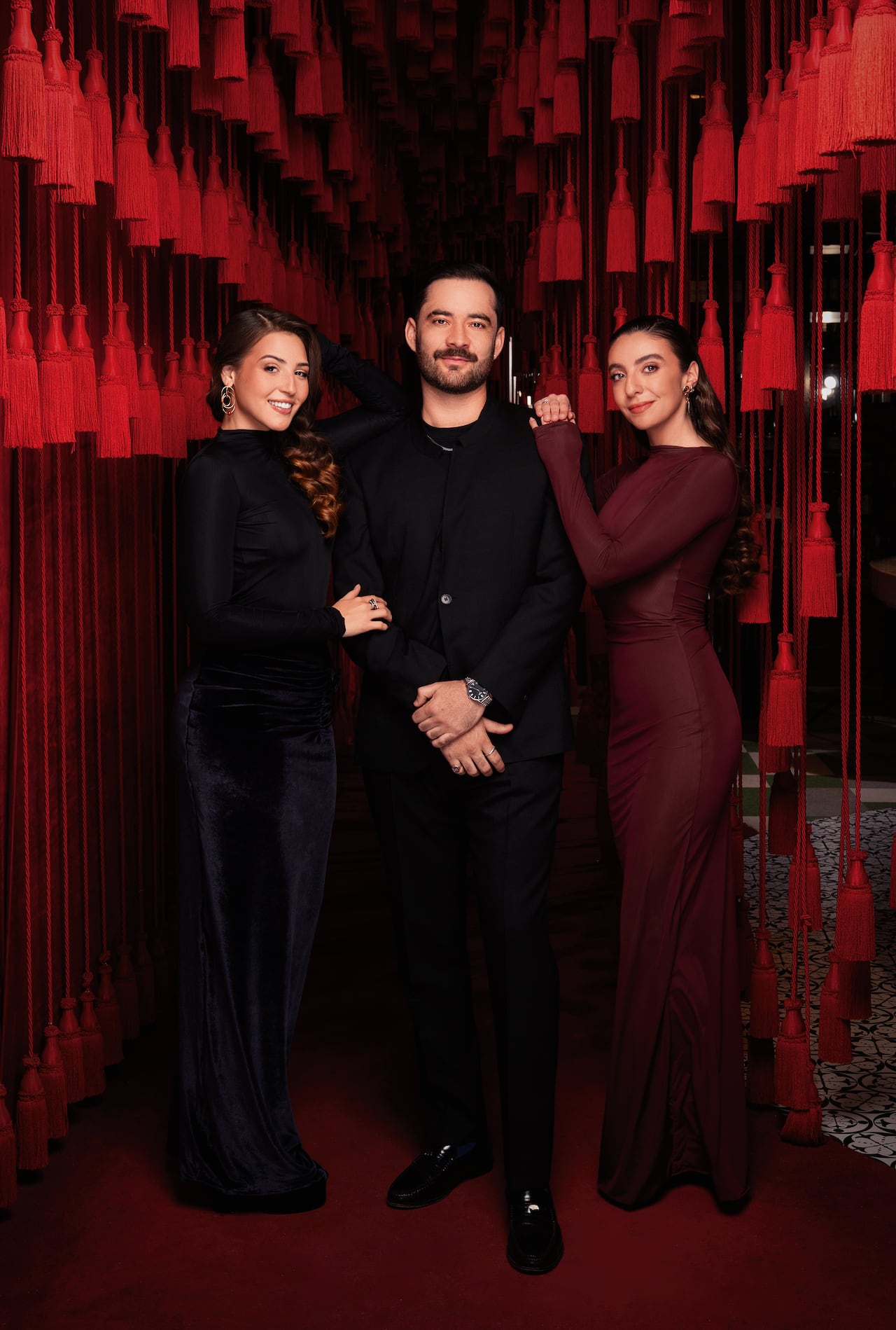 De izquierda a derecha: Michelle Char Fernández, actual reina del Carnaval de Barranquilla; Michelle Yidios Hakim, periodista y empresaria, y Lorenzo Hernández, director creativo de Mario Hernández.