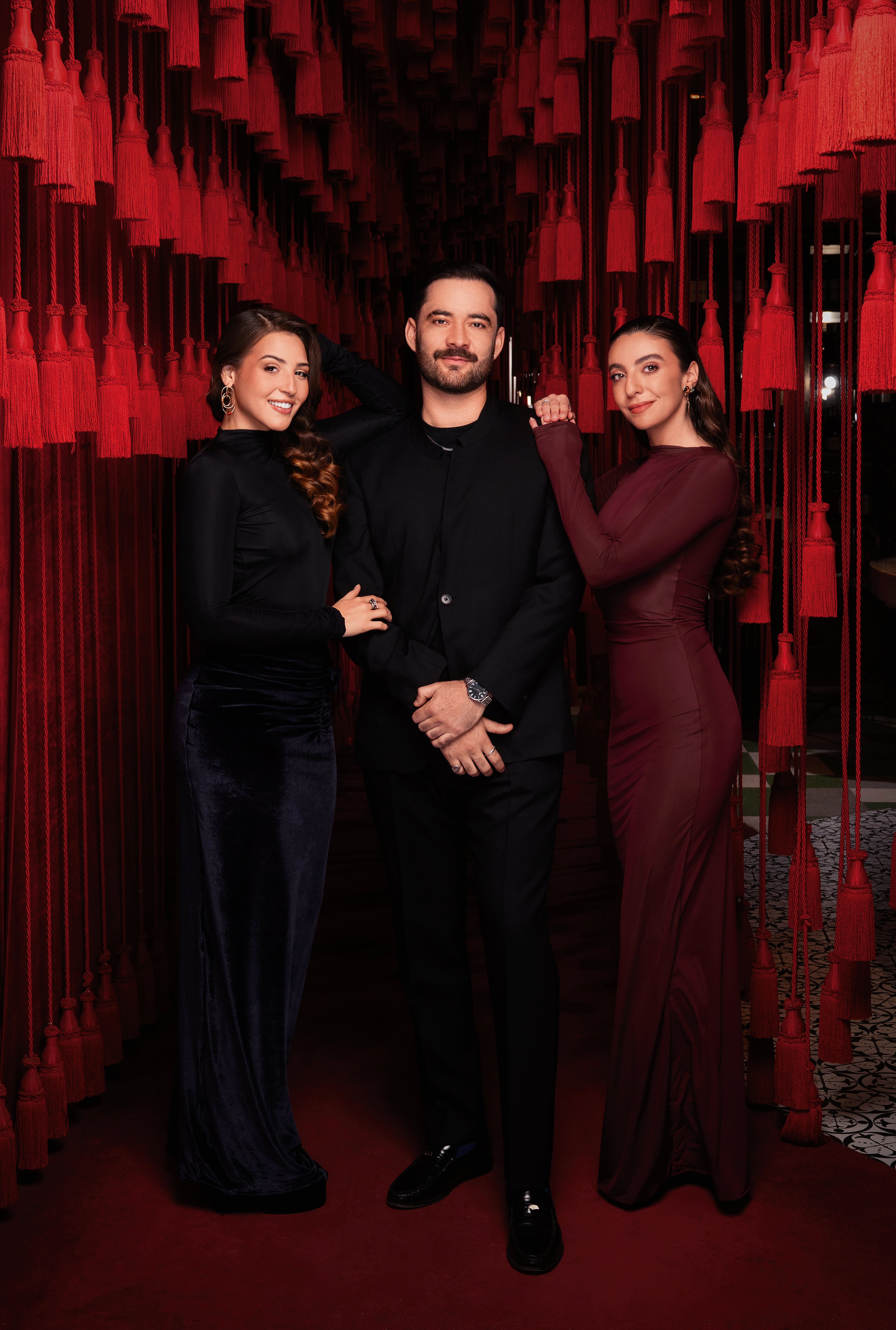 De izquierda a derecha: Michelle Char Fernández, actual reina del Carnaval de Barranquilla; Michelle Yidios Hakim, periodista y empresaria, y Lorenzo Hernández, director creativo de Mario Hernández.