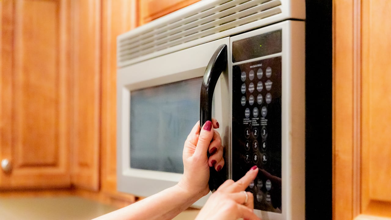 El microondas es uno de los electrodomésticos más usados en los hogares.
