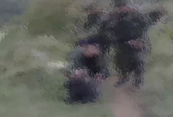 Momento en el que el Ejército extrae a dos menores de edad que estaban siendo utilizados por las disidencias de las Farc para atacar a las tropas.