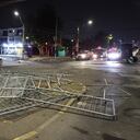 Vallas tiradas en el suelo, a las afueras del estadio Monumental de Santiago