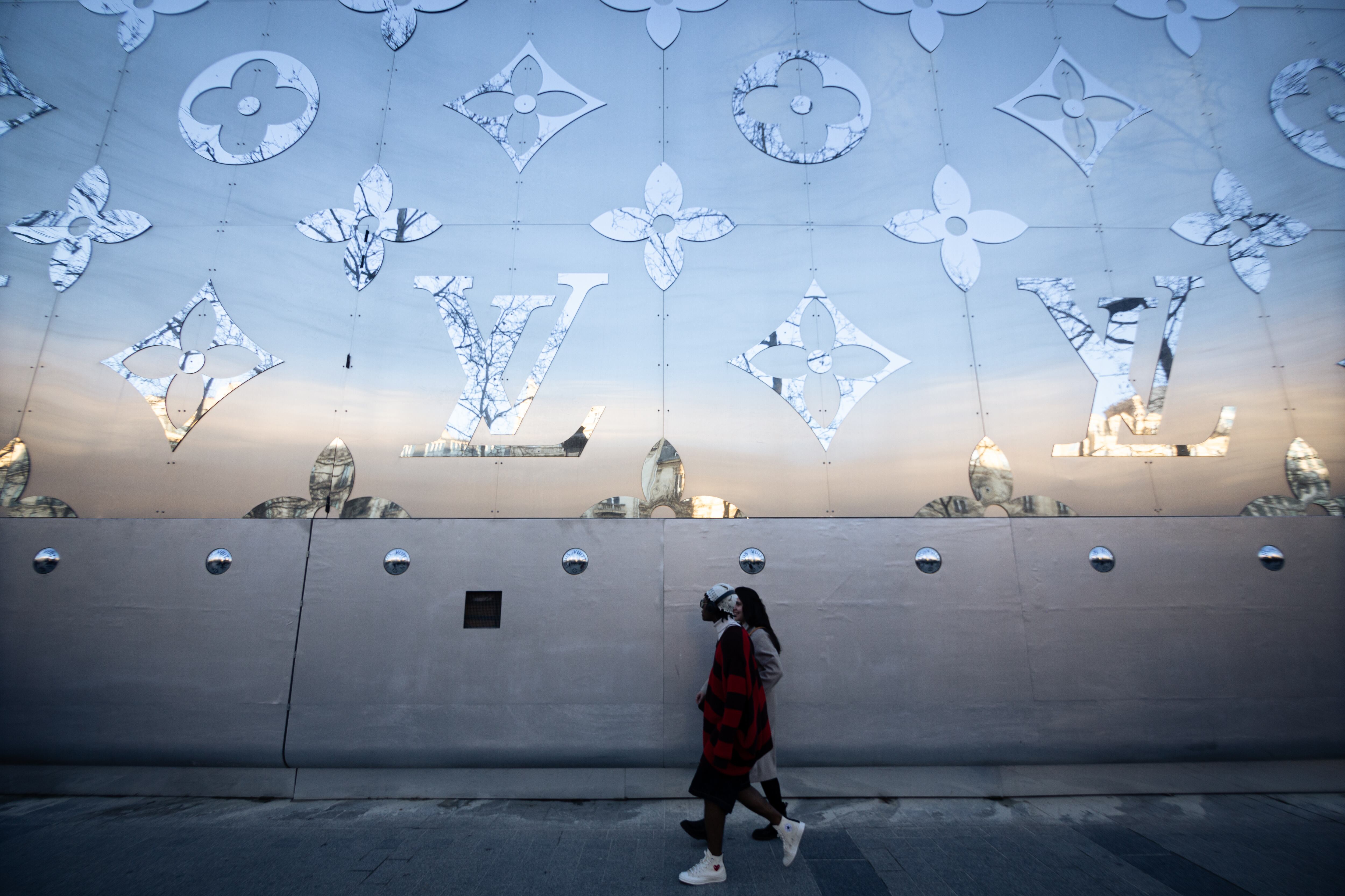 El 2 de mayo de 2025, concejales ecologistas parisinos, junto con las asociaciones SOS París y Résistance à l’Agression Publicitaire, interpusieron una demanda ante el Tribunal Administrativo de París.