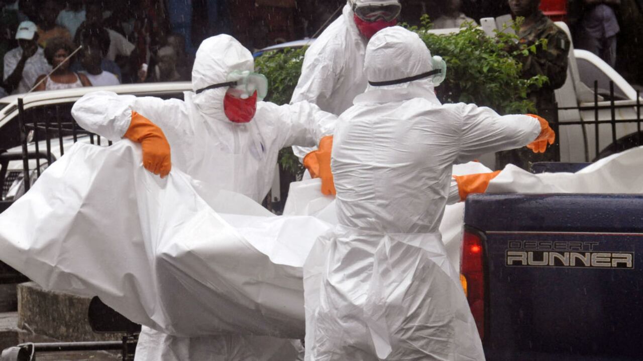 La OMS da cuenta de más de 4.500 personas muertas por el virus del ébola en África Occidental.