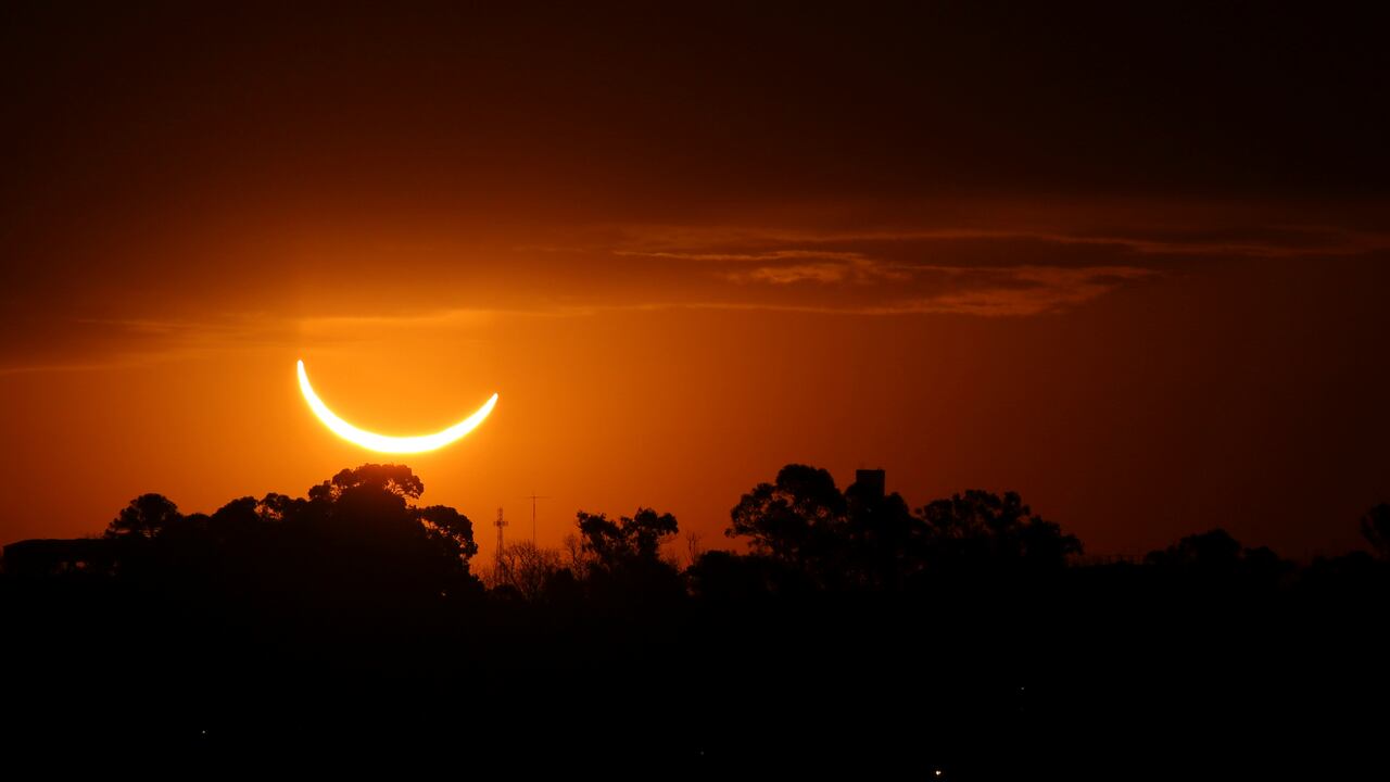 La luna pasa frente al sol poniente durante un eclipse solar total en Buenos Aires, Argentina, el martes 2 de julio de 2019.