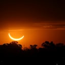 La luna pasa frente al sol poniente durante un eclipse solar total en Buenos Aires, Argentina, el martes 2 de julio de 2019.
