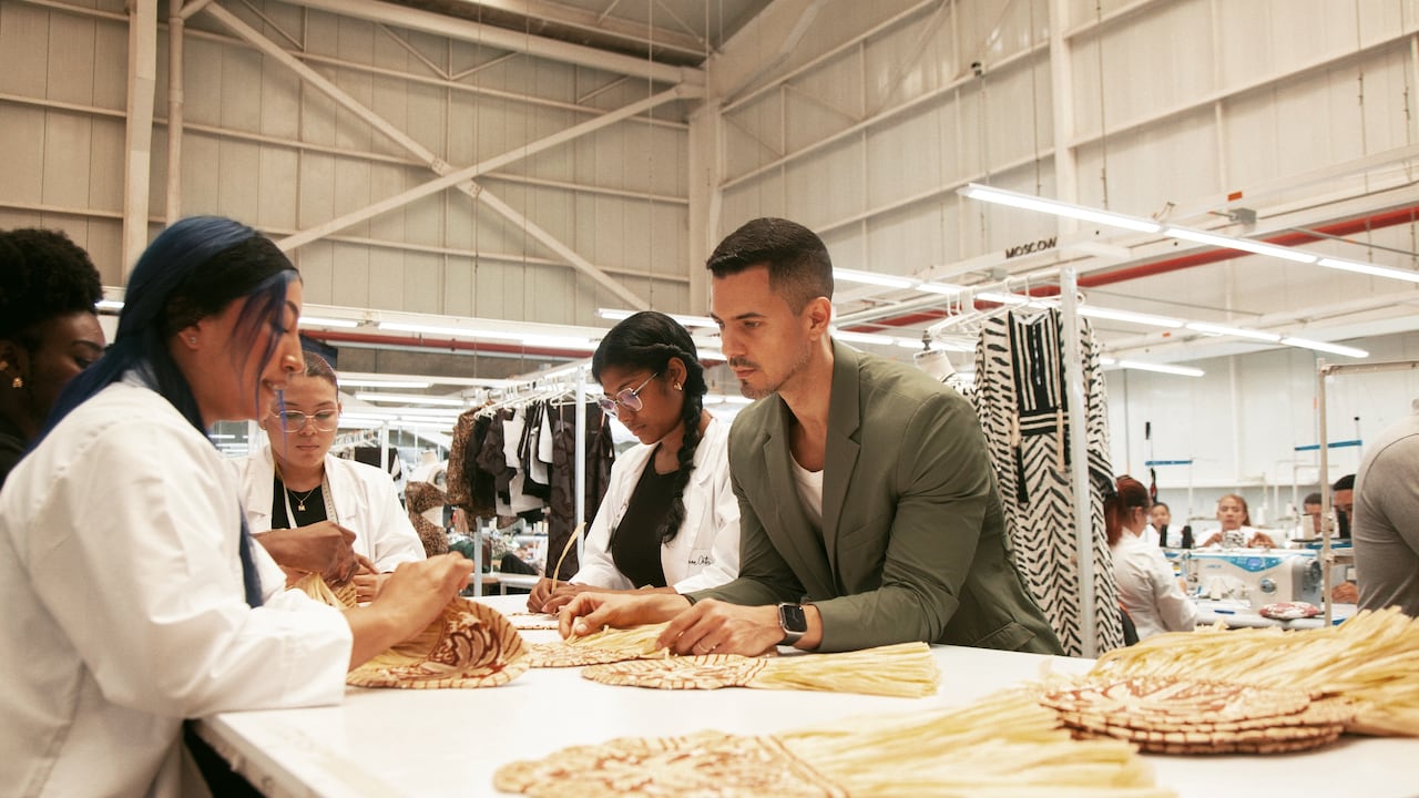 Antes de que Medellín reciba la edición 37 de Colombiamoda, Inexmoda eligió a la capital de Villa del Cauda para visibilizar el poder creativo e industrial. SEMANA hizo parte del recorrido