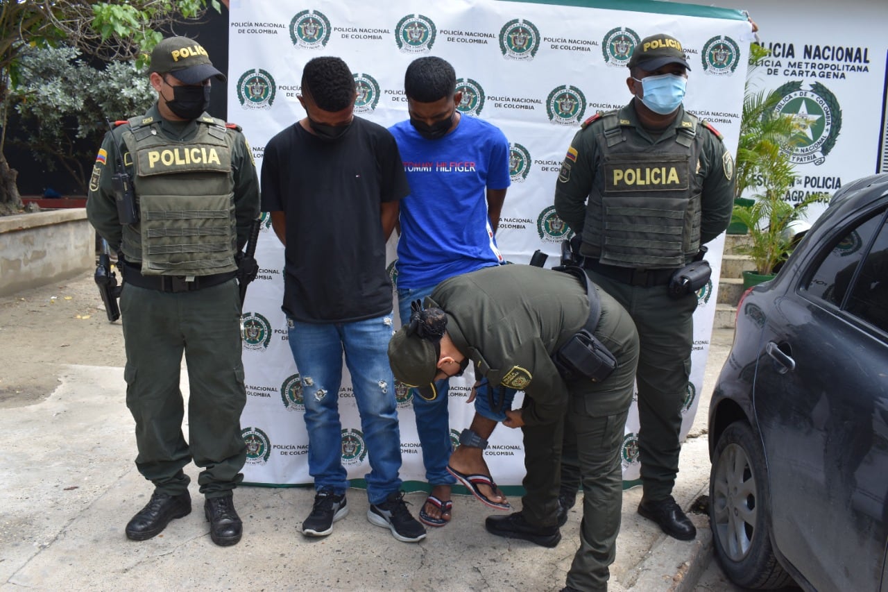 ¡El colmo! Dos condenados tenían brazaletes del Inpec y manejaban un carro robado en Cartagena