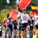 Tadej Pogacar celebrando la victoria de su compañero Yates en la primera etapa.