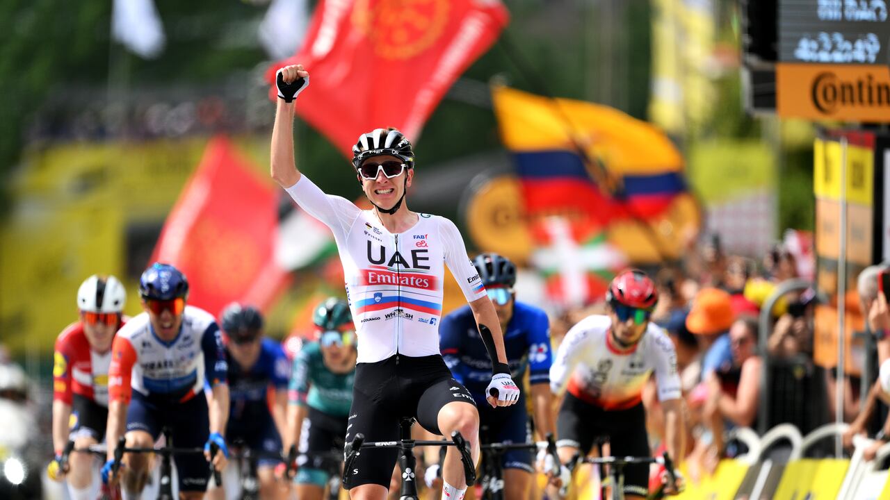 Tadej Pogacar celebrando la victoria de su compañero Yates, en la primera etapa.