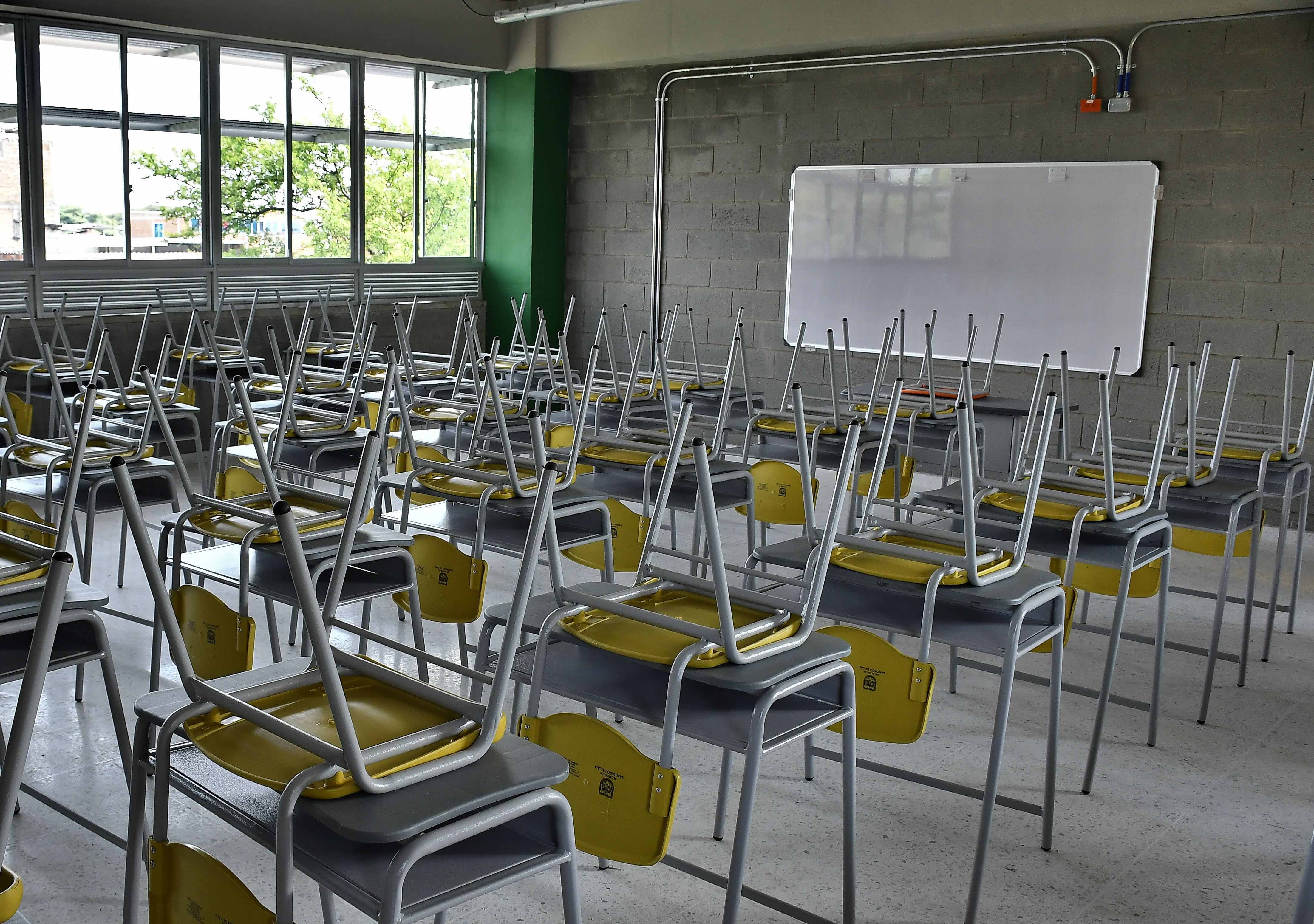 En el regreso a clases, este lunes 27 de enero, estudiantes de la Institución Técnica Comercial Villa del Sur serán recibidos con una nueva sede, $18.185 millones se invirtieron en la nueva infraestructura de la sede educativa principal de Villa del Sur con capacidad para 1.120 estudiantes.
25 aulas nuevas, tres aulas mejoradas, una biblioteca escolar y una placa polideportiva hacen parte de la nueva planta física ubicada en la comuna 11 de Cali. Fotos Raúl Palacios / El País.