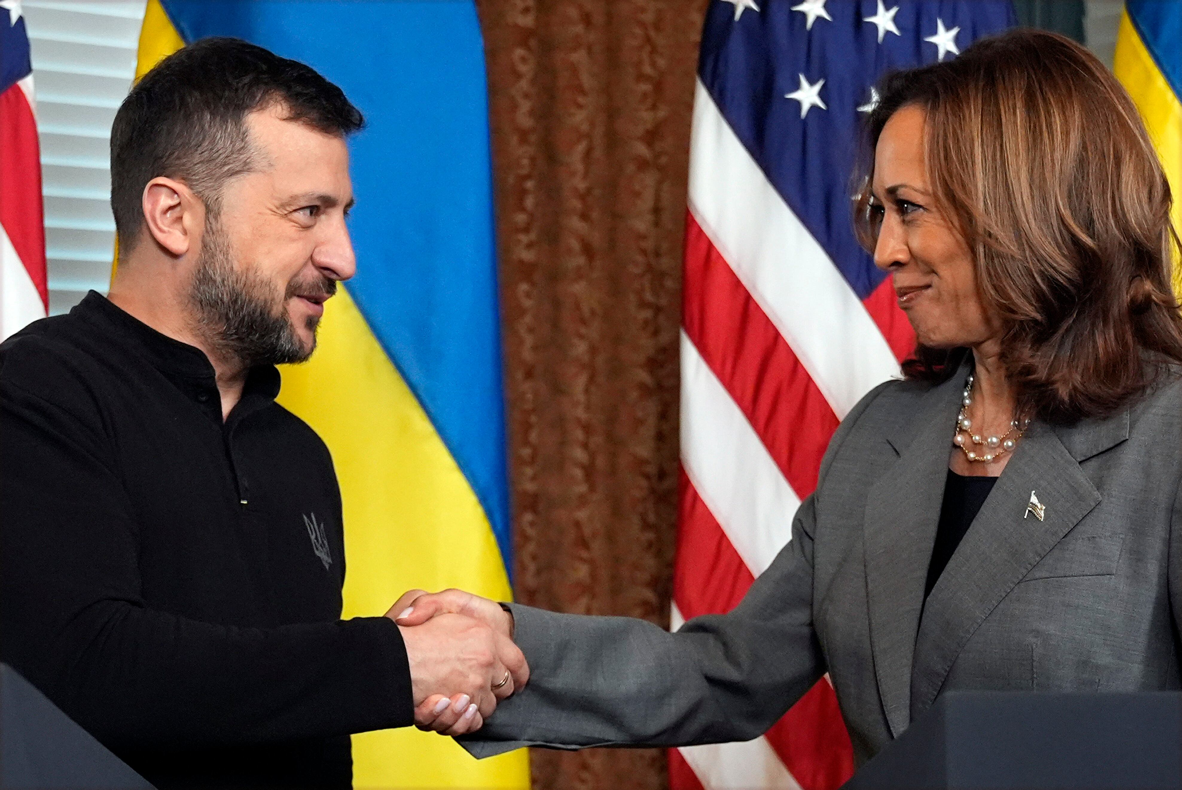 La vicepresidenta estadounidense Kamala Harris estrecha la mano del presidente ucraniano Volodymyr Zelenskyy, el jueves 26 de septiembre de 2024, en Washington. (AP Foto/Jacquelyn Martin)