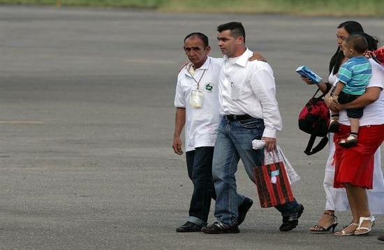 El helicóptero brasileño llegó a Villavicencio luego de recoger en un punto desconocido de la selva a Baquero.