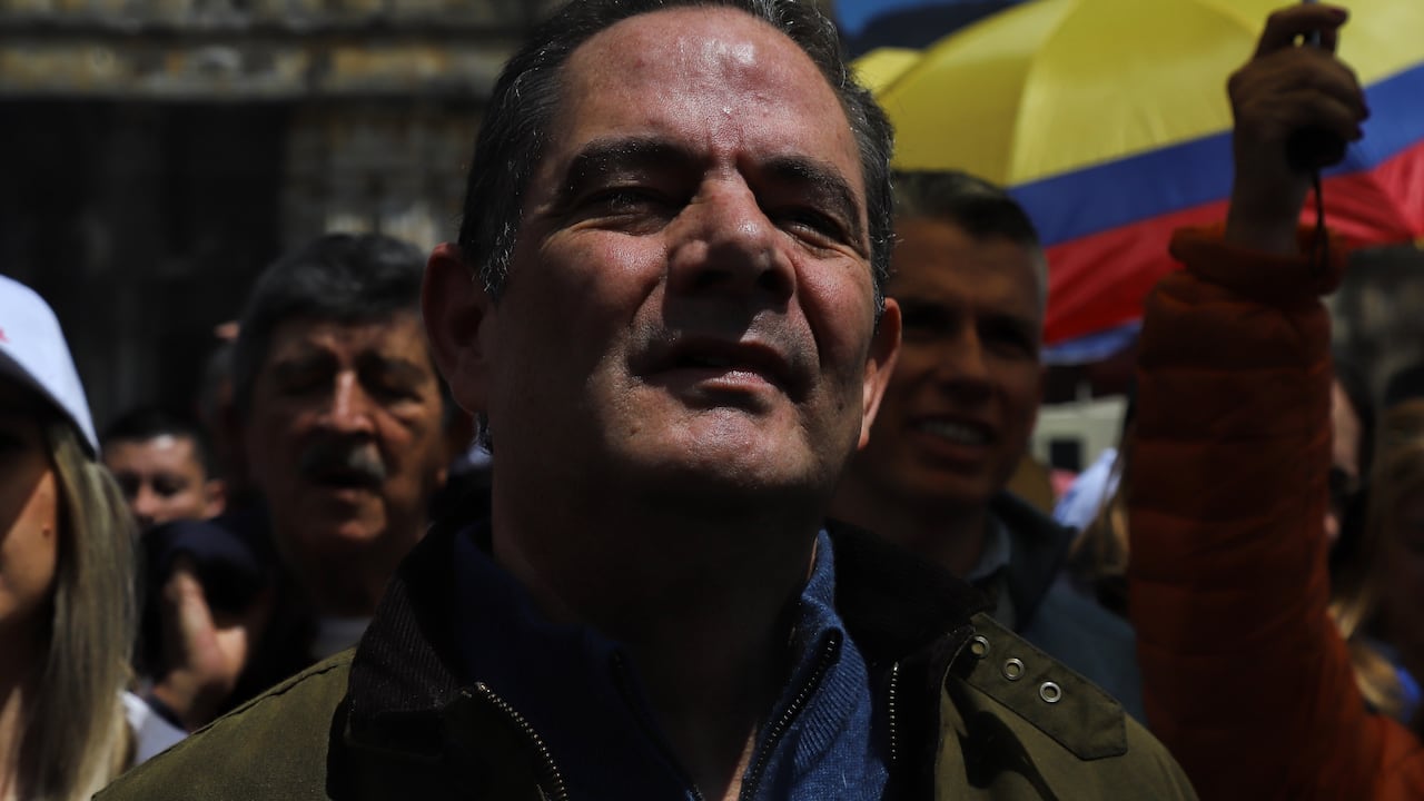 El expresidente German Vargas Lleras cuando asistió a las marchas convocadas por los partidos de oposición del gobierno de Gustavo Petro, en Bogotá, el 6 de marzo de 2024