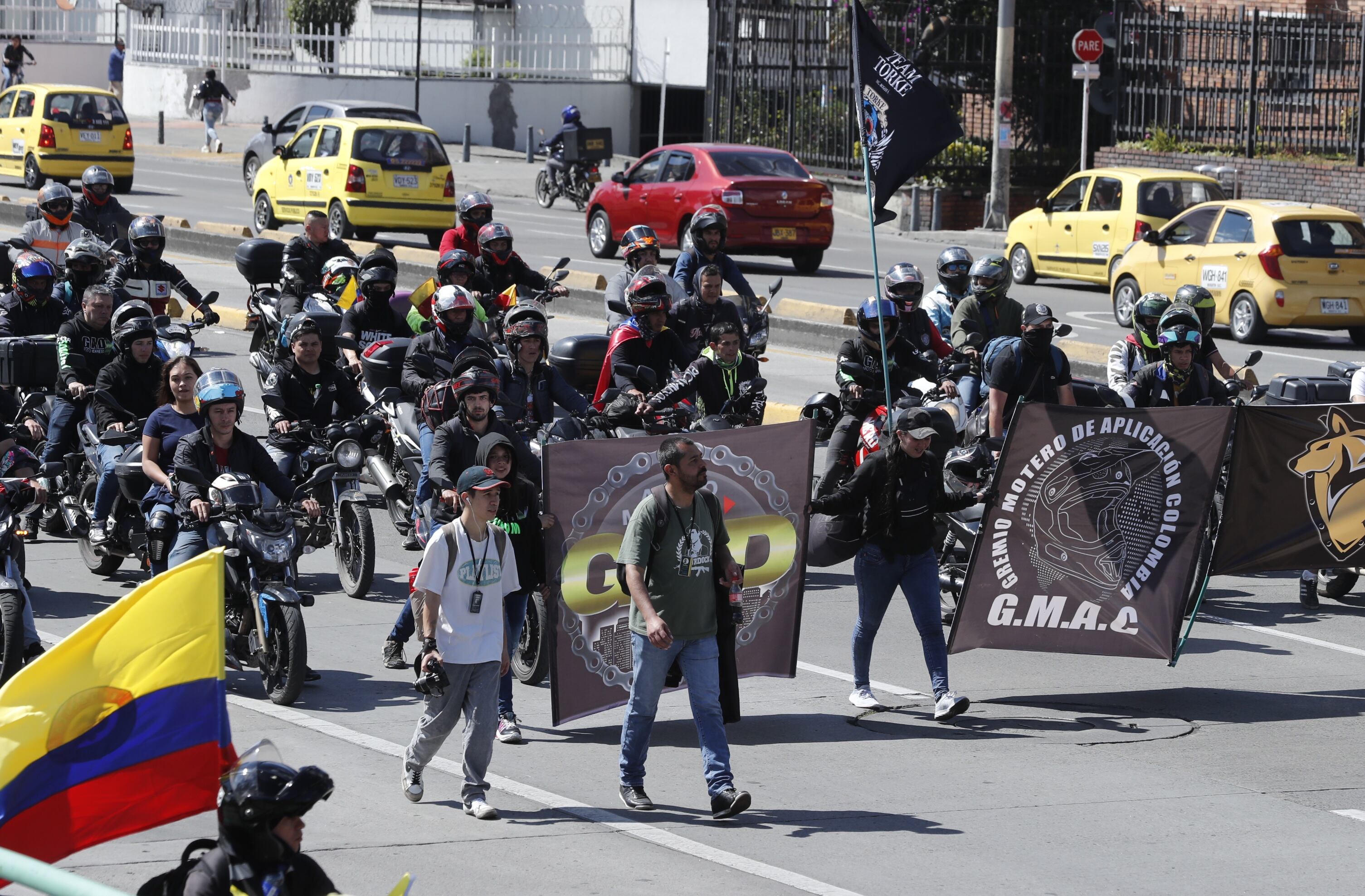 Marcha en contra del gobierno Petro, alza en la gasolina. Motos