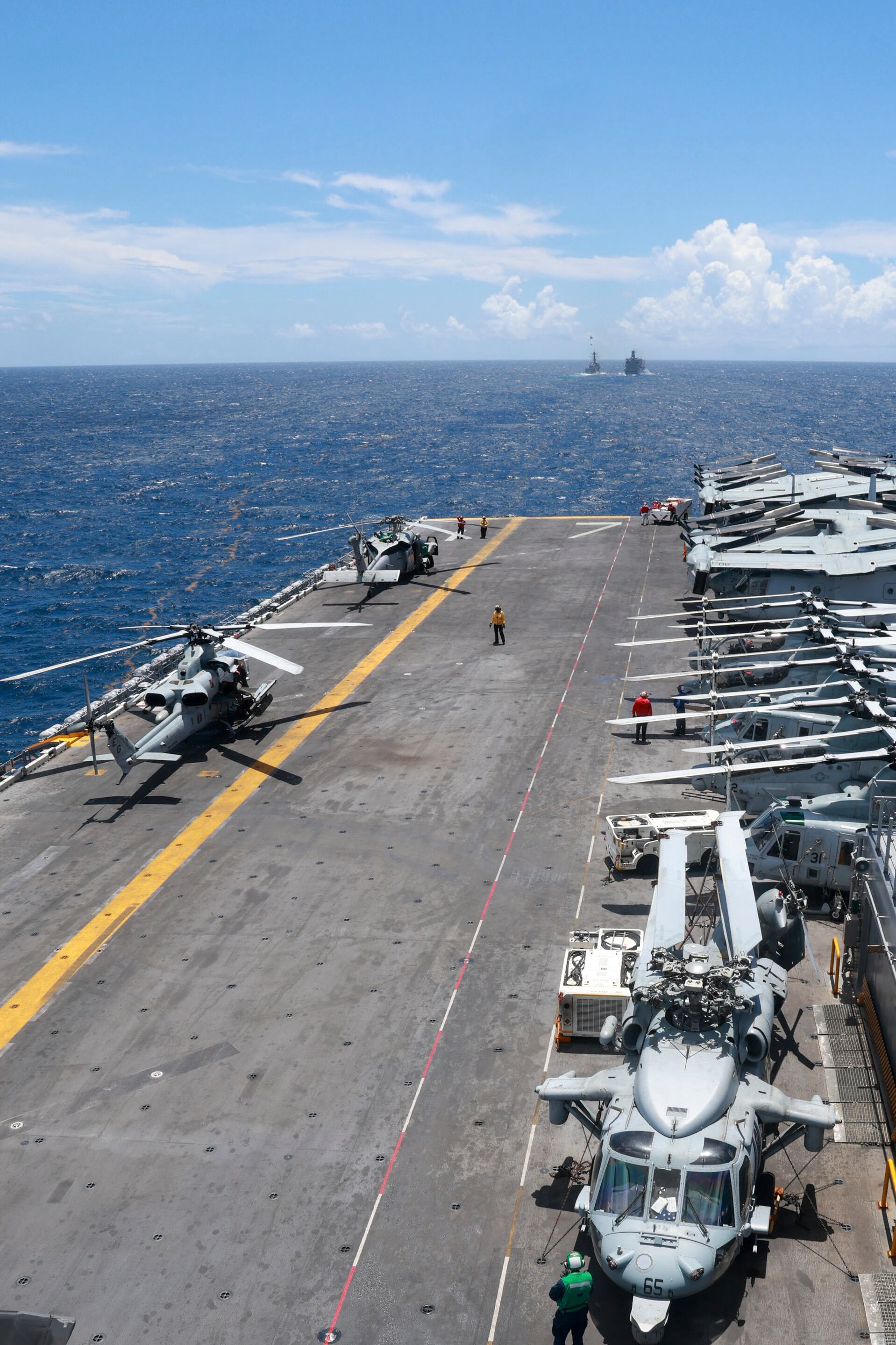 En este folleto proporcionado por la Armada de los EE. UU., el buque de asalto anfibio clase Wasp USS Iwo Jima (LHD 7) se acerca al buque de reabastecimiento clase Henry J. Kaiser USNS Joshua Humphreys (T-AO 188) y al destructor de misiles guiados clase Arleigh Burke USS Gravely (DDG 107) para comenzar las operaciones de reabastecimiento en el mar el 3 de septiembre de 2025 en el Mar Caribe.