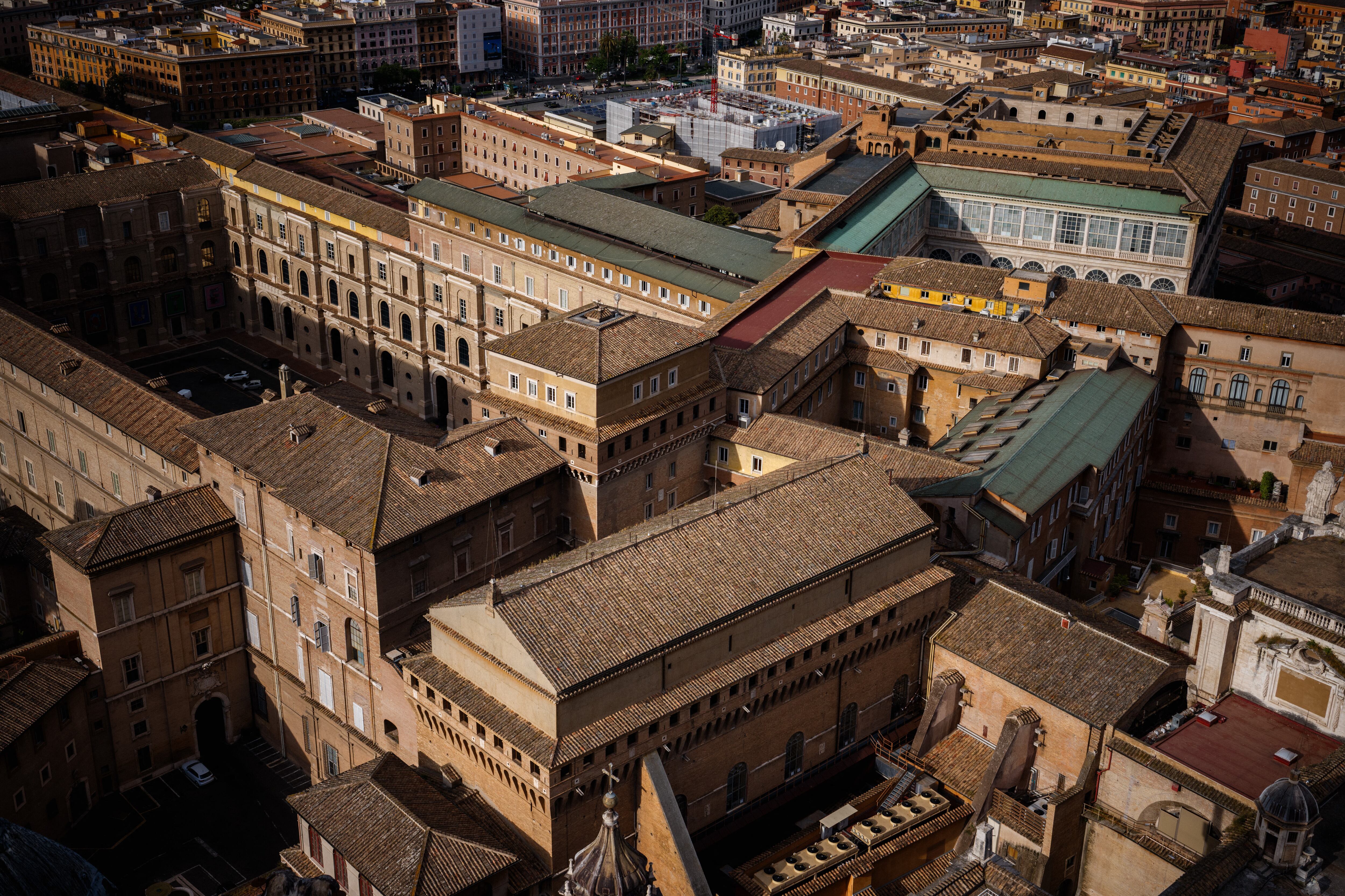Los bomberos instalaron la chimenea sobre la Capilla Sixtina el 2 de mayo de 2025, la cual emitirá humo blanco para anunciar la elección de un nuevo papa, mientras los preparativos continúan tan solo cinco días antes de la reunión de los cardenales para el cónclave.