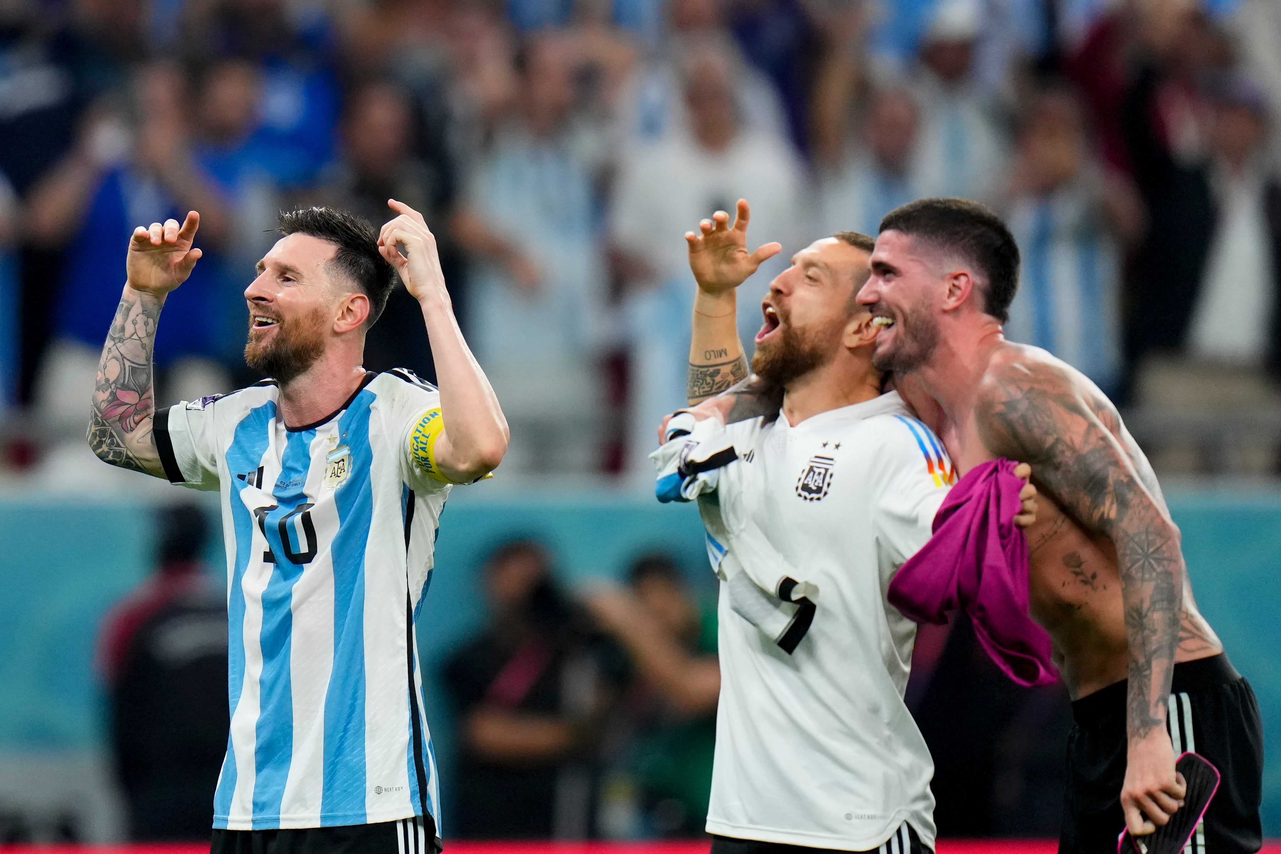 Lionel Messi (izquierda), Alejandro Gómez (centro) y Rodrigo De Paul celebran la victoria 2-1 ante en el partido por los octavos de final del Mundial, el sábado 3 de diciembre de 2022, en Rayán, Qatar. (AP Foto/Petr David Josek)