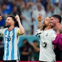 Messi celebrando con la afición tras la victoria sobre Australia