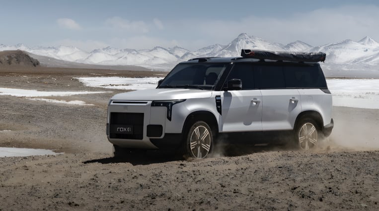El ROX01 integra dos motores eléctricos, uno en cada eje, que entregan una potencia conjunta de 470 hp y permiten acelerar de 0 a 100 km/h en 5,5 segundos.