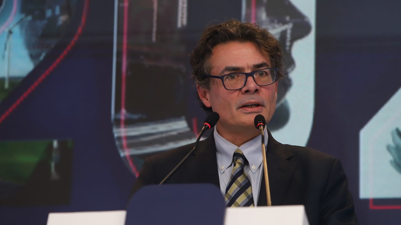 Alejandro Gaviria sale del gabinete ministerial en medio de polémica por la reforma a la salud.