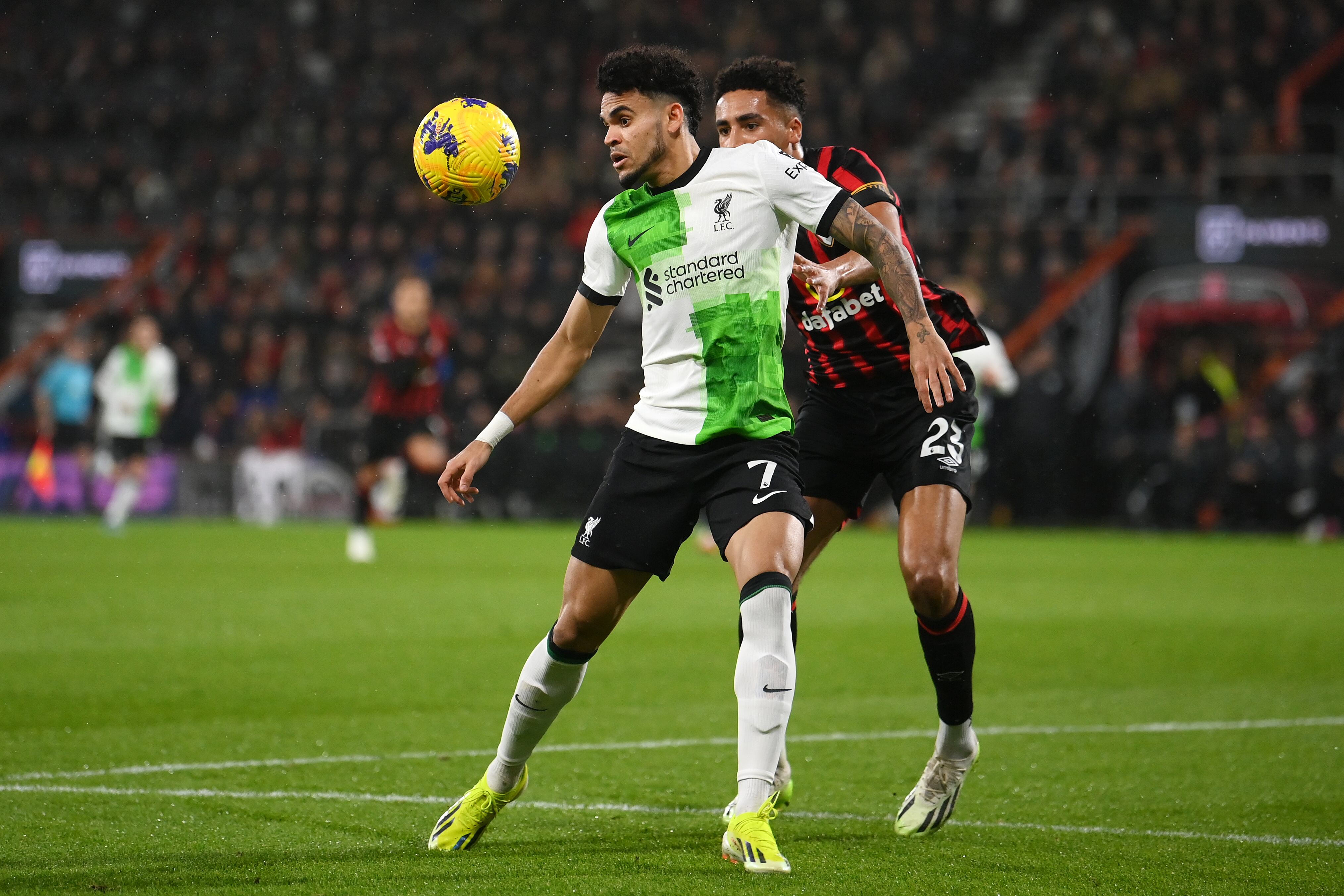 Luis Díaz del Liverpool es sometido a presión por James Hill del AFC Bournemouth durante el partido de la Premier League entre el AFC Bournemouth y el Liverpool FC en el Estadio Vitality el 21 de enero de 2024 en Bournemouth, Inglaterra.