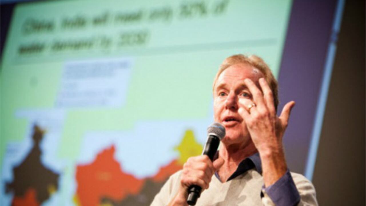 Senge revolucionó el concepto de RSE y ahora hace un llamado a los líderes del mundo por un futuro sostenible.