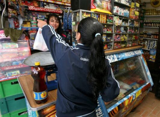 El tendero se convierte en un asesor de ventas de su comunidad, y cuando una compañía lanza alguna innovación, tiene la posibilidad de vetarla hasta comprobar que es exitosa.