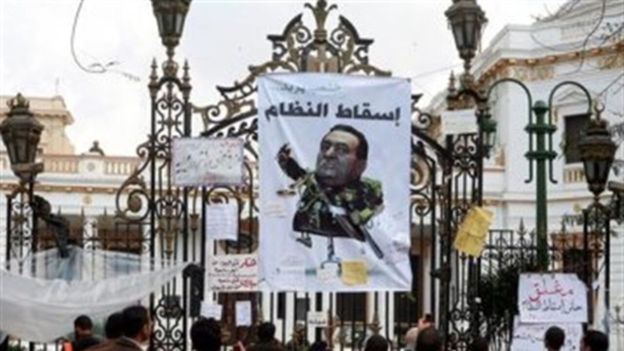 Egipcios anti gobierno protestan frente al parlamento.