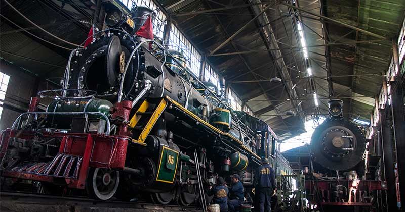 Detrás del edificio donde despachaban los tiquetes de tren, en la antigua Estación de la Sabana, está el taller donde reparan las locomotoras del tren. Los mecánicos trabajan a diario reparando la carrocería vieja y restaurando máquinas que llevan más de 30 años carcomidas por el óxido. 